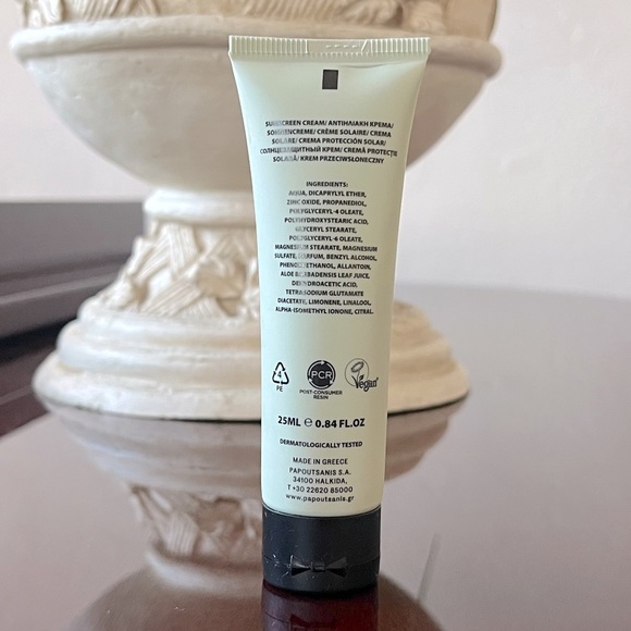 Luxury Sun Cosmetics Kit - Picture 4 of 10